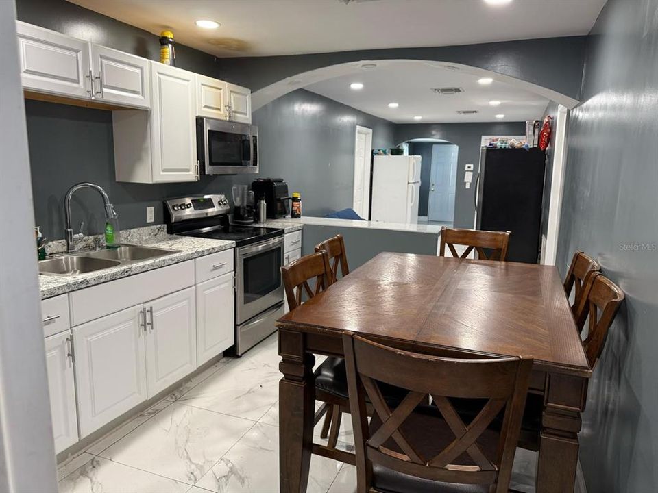 For Sale: $250,000 (6 beds, 2 baths, 1632 Square Feet)