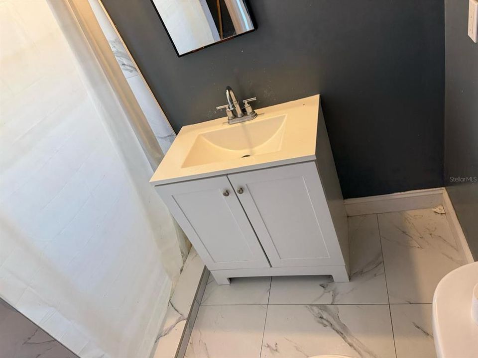 For Sale: $250,000 (6 beds, 2 baths, 1632 Square Feet)