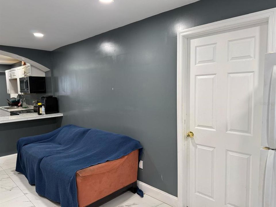 For Sale: $250,000 (6 beds, 2 baths, 1632 Square Feet)