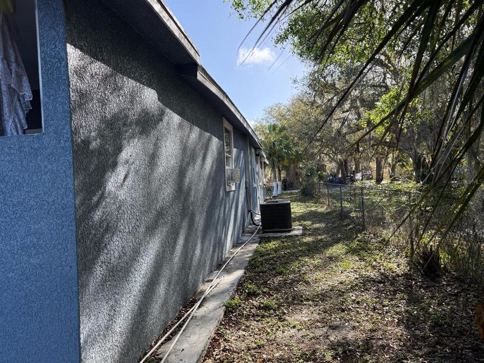 For Sale: $250,000 (6 beds, 2 baths, 1632 Square Feet)