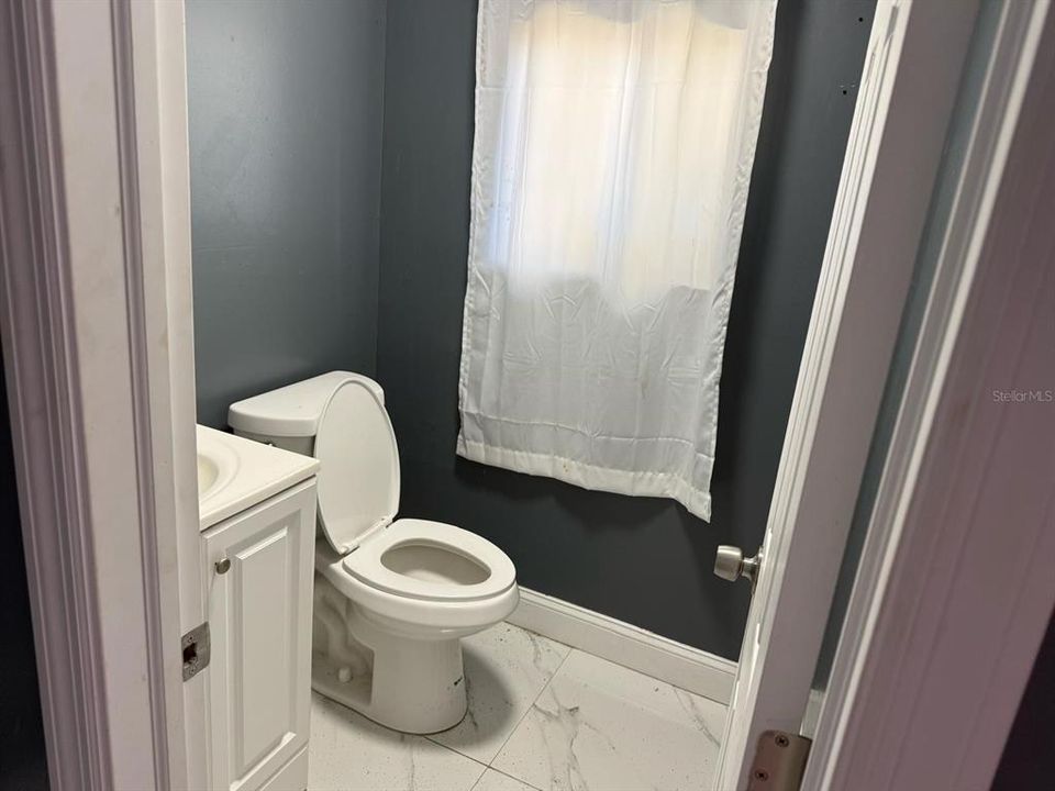 For Sale: $250,000 (6 beds, 2 baths, 1632 Square Feet)