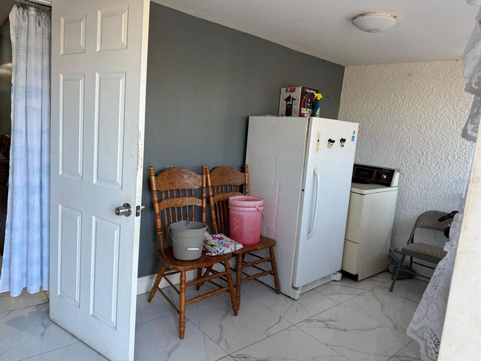 For Sale: $250,000 (6 beds, 2 baths, 1632 Square Feet)