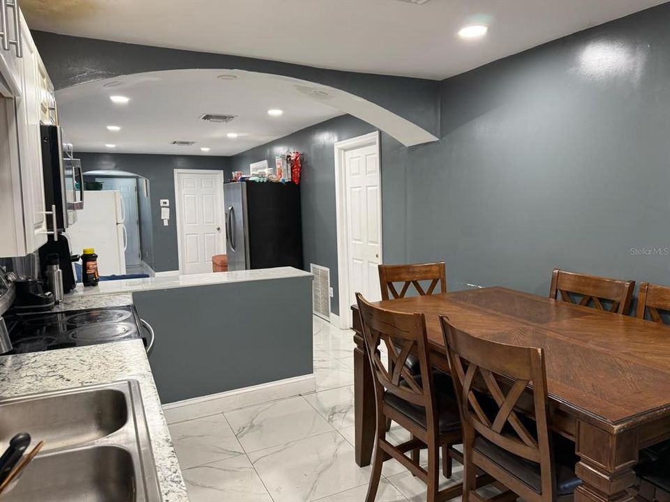 For Sale: $250,000 (6 beds, 2 baths, 1632 Square Feet)