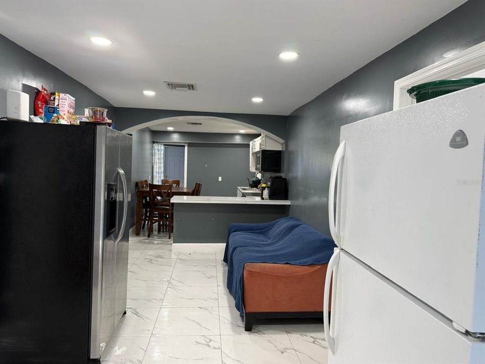 For Sale: $250,000 (6 beds, 2 baths, 1632 Square Feet)