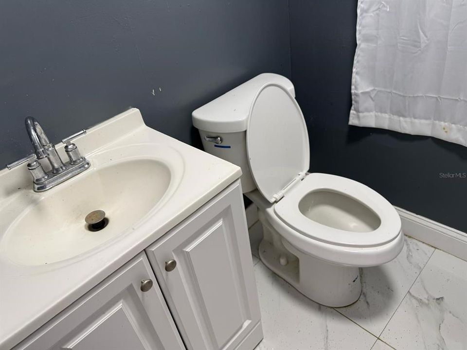 For Sale: $250,000 (6 beds, 2 baths, 1632 Square Feet)