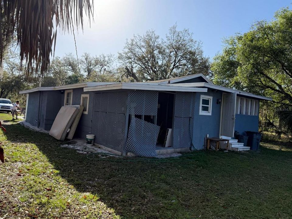 For Sale: $250,000 (6 beds, 2 baths, 1632 Square Feet)