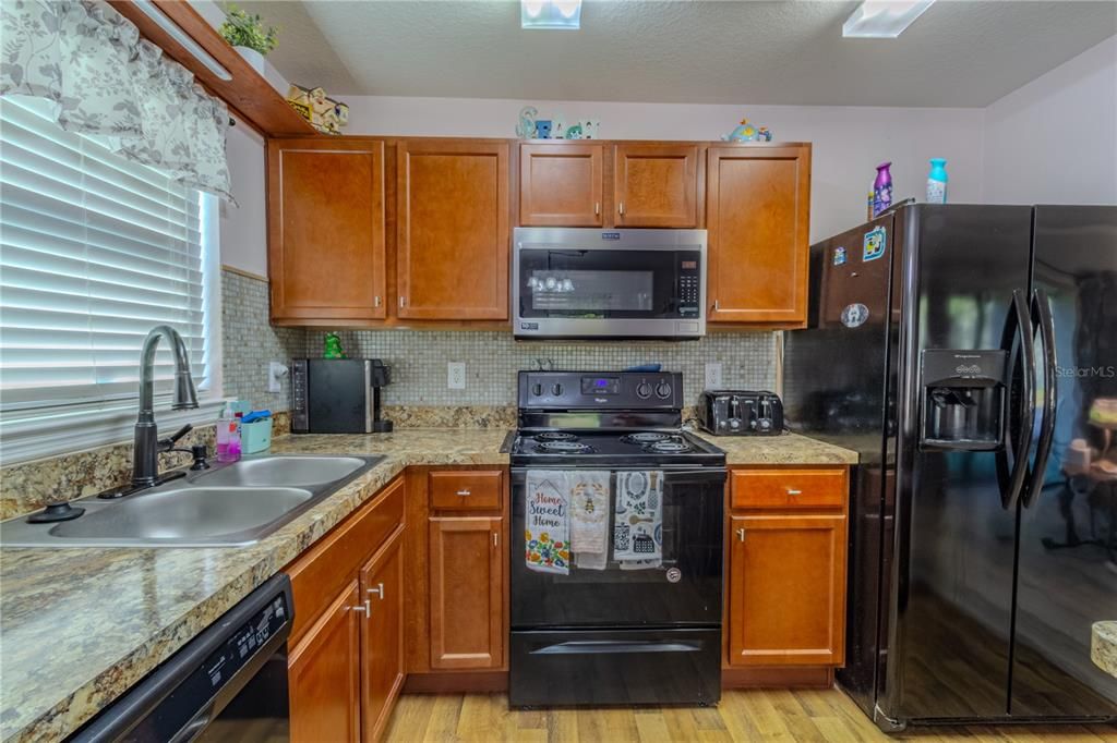 На продажу: $279,900 (3 спален, 2 ванн, 1404 Квадратных фут)