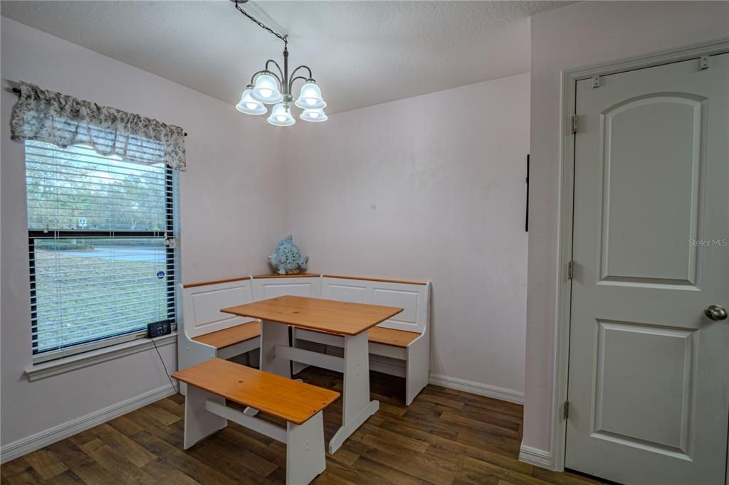 На продажу: $279,900 (3 спален, 2 ванн, 1404 Квадратных фут)