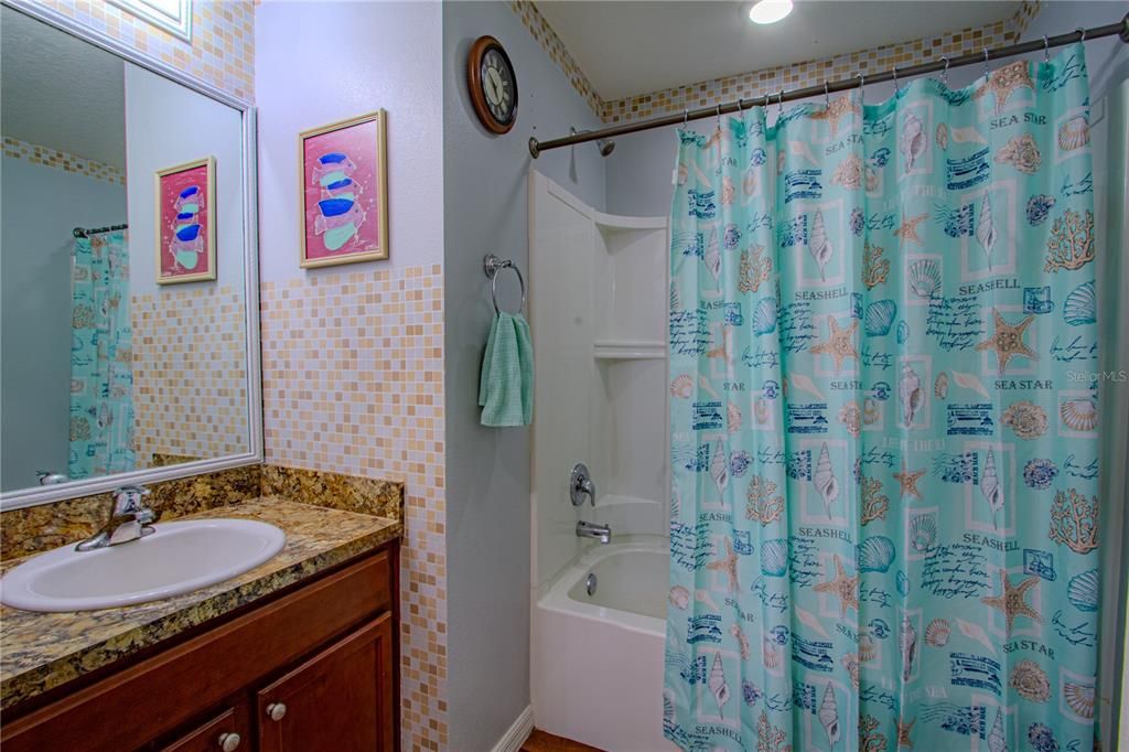 На продажу: $279,900 (3 спален, 2 ванн, 1404 Квадратных фут)