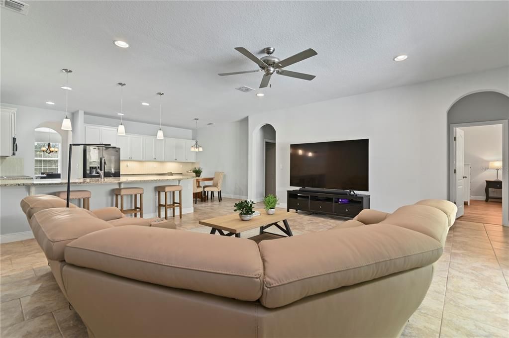 Activo con contrato: $675,000 (4 camas, 3 baños, 3051 Pies cuadrados)