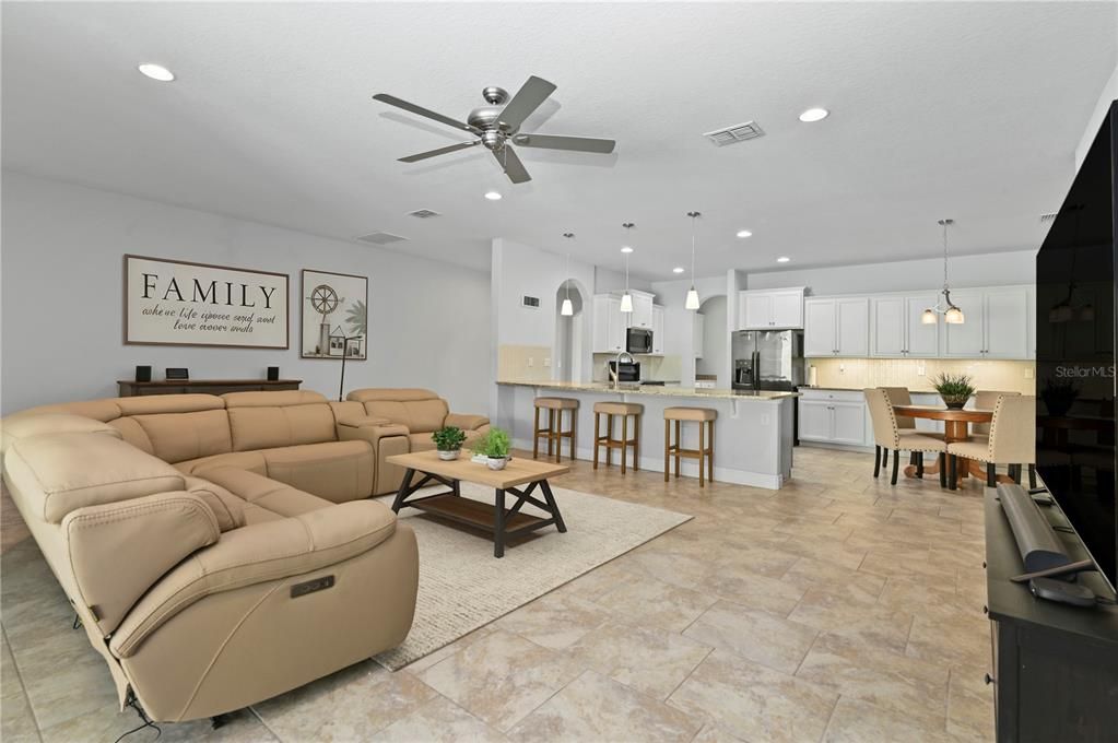 Activo con contrato: $675,000 (4 camas, 3 baños, 3051 Pies cuadrados)