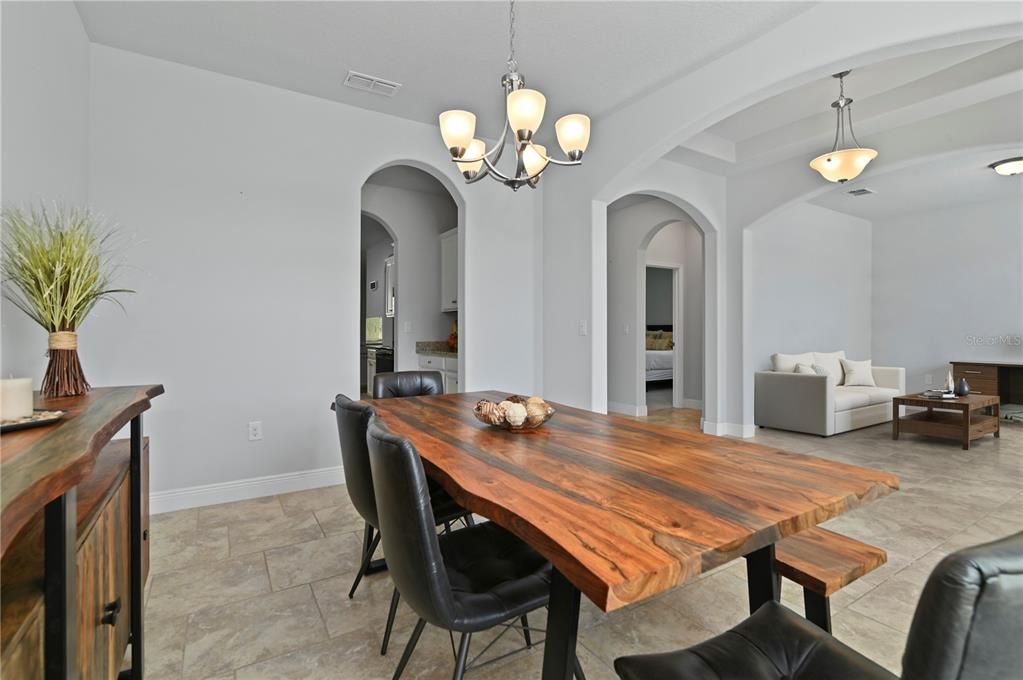 Activo con contrato: $675,000 (4 camas, 3 baños, 3051 Pies cuadrados)
