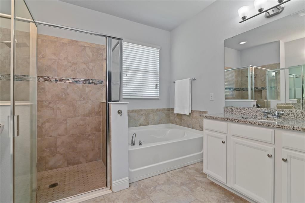Activo con contrato: $675,000 (4 camas, 3 baños, 3051 Pies cuadrados)