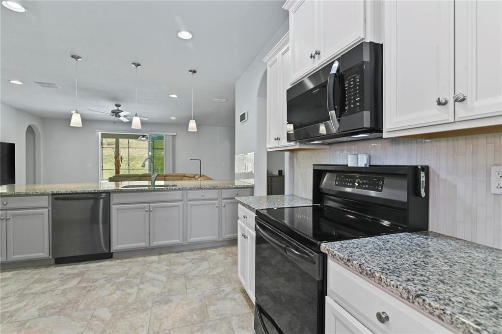 Activo con contrato: $675,000 (4 camas, 3 baños, 3051 Pies cuadrados)