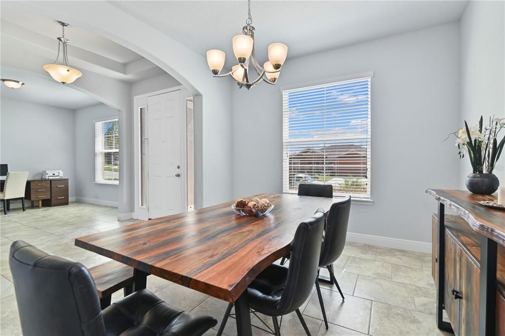Activo con contrato: $675,000 (4 camas, 3 baños, 3051 Pies cuadrados)
