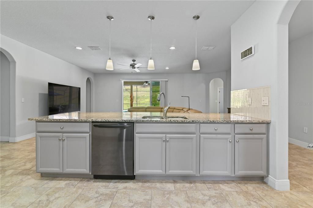 Activo con contrato: $675,000 (4 camas, 3 baños, 3051 Pies cuadrados)