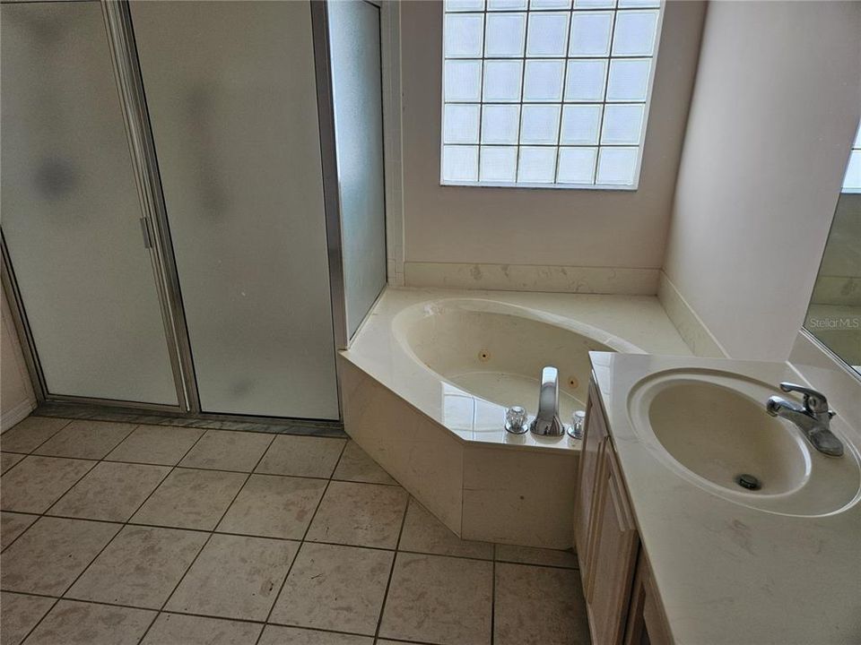 Active With Contract: $2,300 (3 beds, 2 baths, 1901 Square Feet)