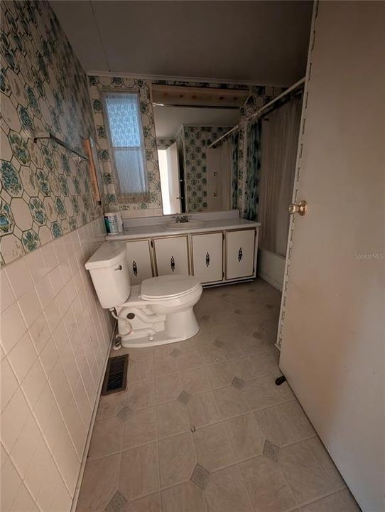 На продажу: $112,599 (3 спален, 2 ванн, 1200 Квадратных фут)