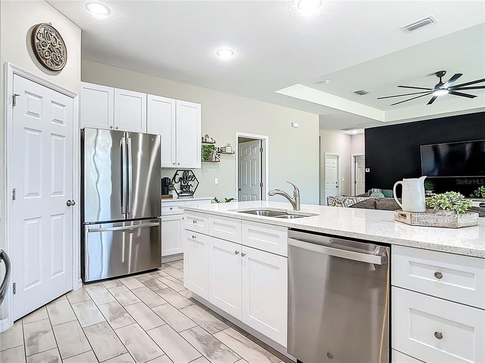 На продажу: $599,900 (4 спален, 2 ванн, 2200 Квадратных фут)