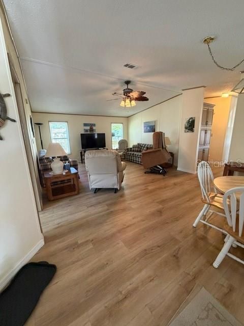 На продажу: $159,900 (2 спален, 2 ванн, 1218 Квадратных фут)