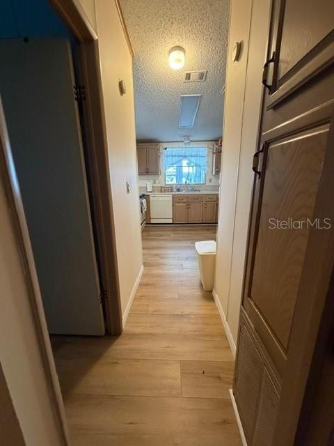 На продажу: $159,900 (2 спален, 2 ванн, 1218 Квадратных фут)