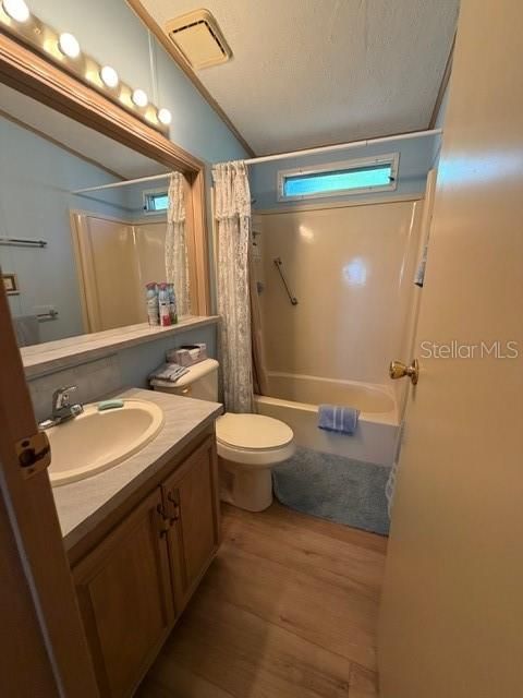 На продажу: $159,900 (2 спален, 2 ванн, 1218 Квадратных фут)