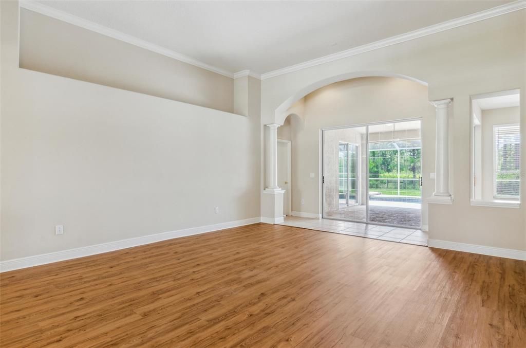 Под контрактом: $3,999 (5 спален, 3 ванн, 3082 Квадратных фут)