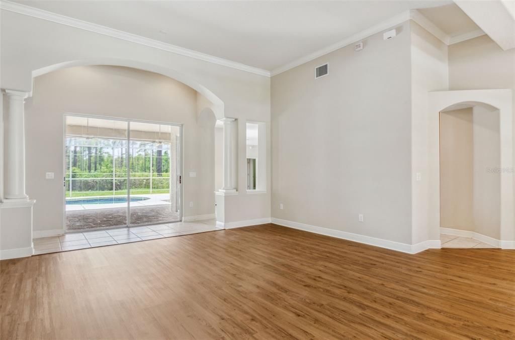 Под контрактом: $3,999 (5 спален, 3 ванн, 3082 Квадратных фут)