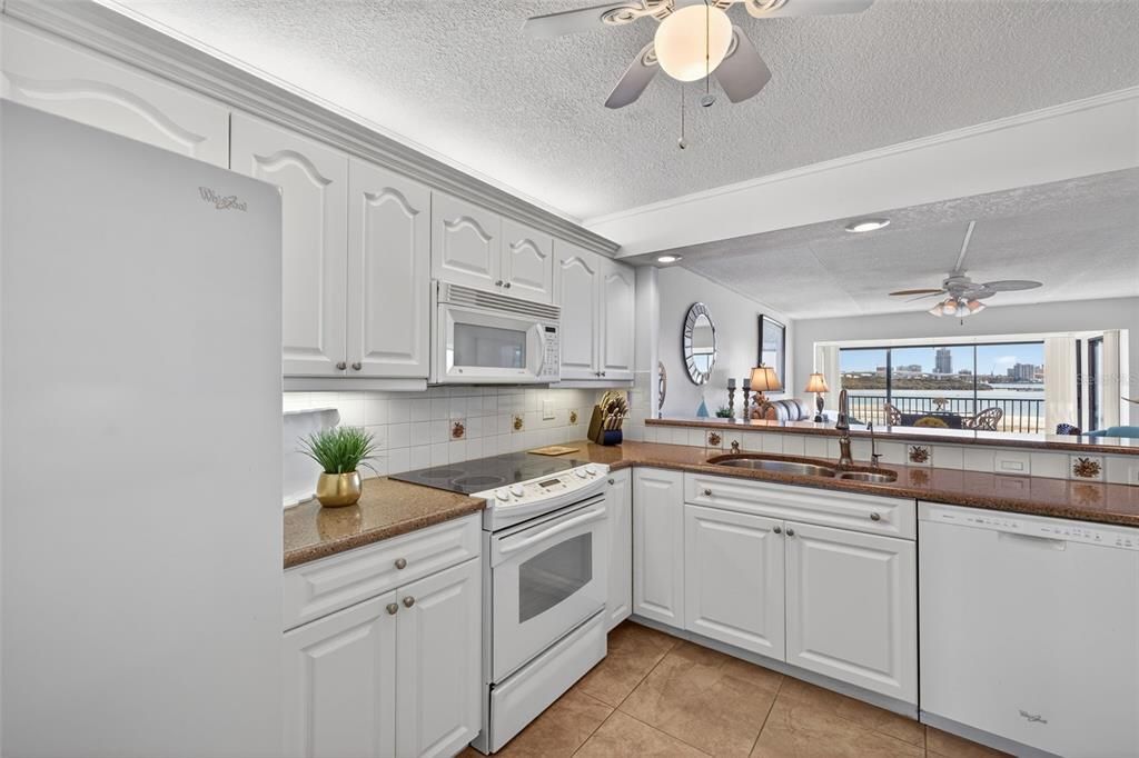 For Sale: $629,000 (2 beds, 2 baths, 1026 Square Feet)
