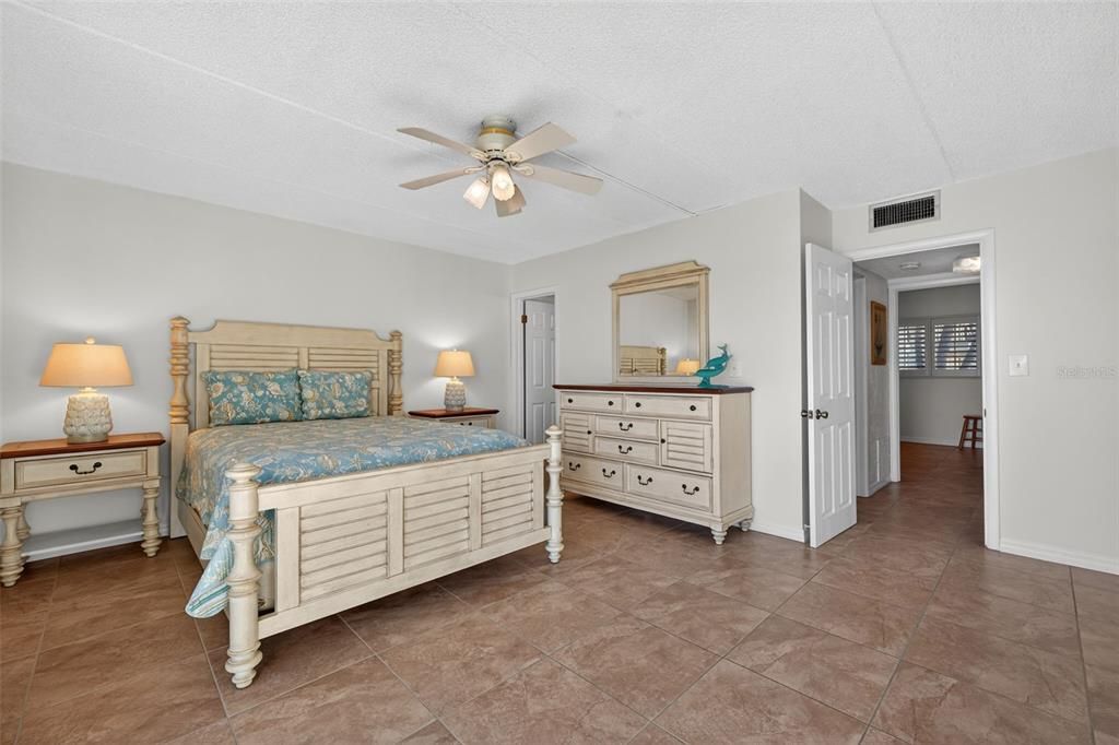 For Sale: $629,000 (2 beds, 2 baths, 1026 Square Feet)