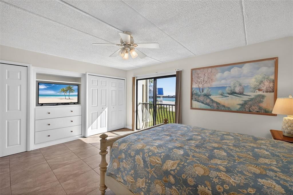 For Sale: $629,000 (2 beds, 2 baths, 1026 Square Feet)