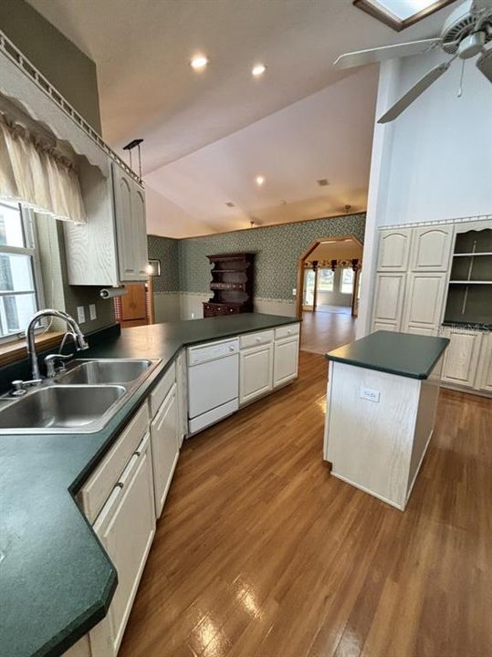 For Sale: $640,000 (3 beds, 2 baths, 2975 Square Feet)