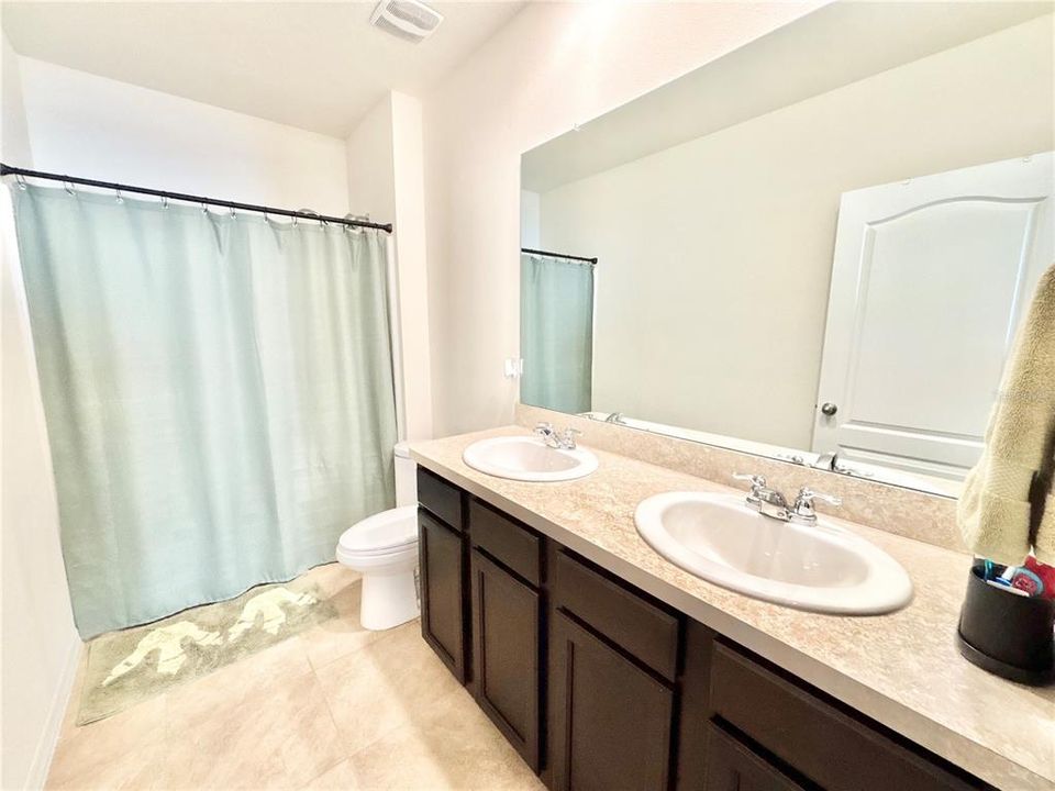 En Venta: $318,000 (5 camas, 3 baños, 2522 Pies cuadrados)