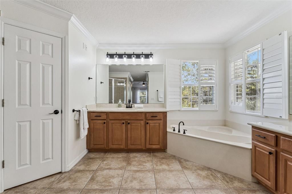 合同活跃: $1,100,000 (5 贝兹, 3 浴室, 4068 平方英尺)
