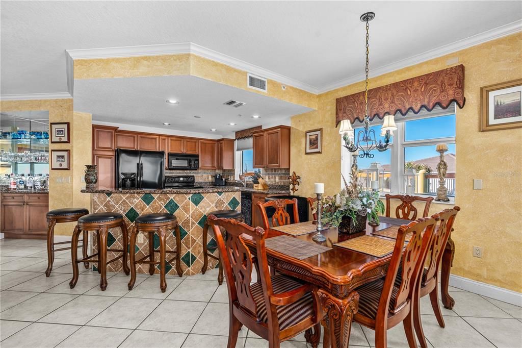 En Venta: $879,000 (3 camas, 3 baños, 2433 Pies cuadrados)