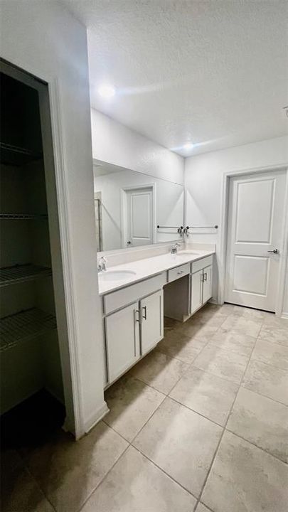 En Venta: $564,999 (5 camas, 2 baños, 2896 Pies cuadrados)