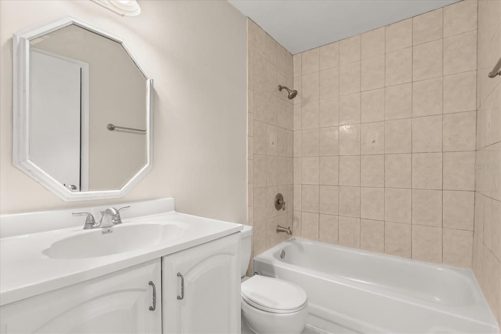For Sale: $250,000 (2 beds, 2 baths, 1087 Square Feet)