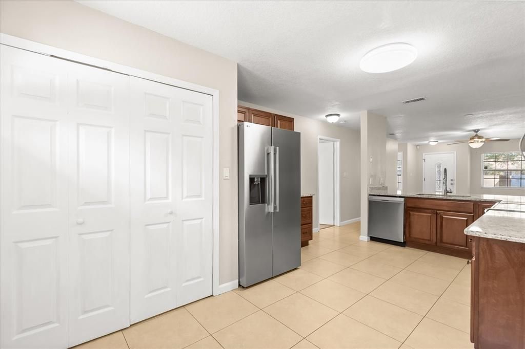 For Sale: $250,000 (2 beds, 2 baths, 1087 Square Feet)