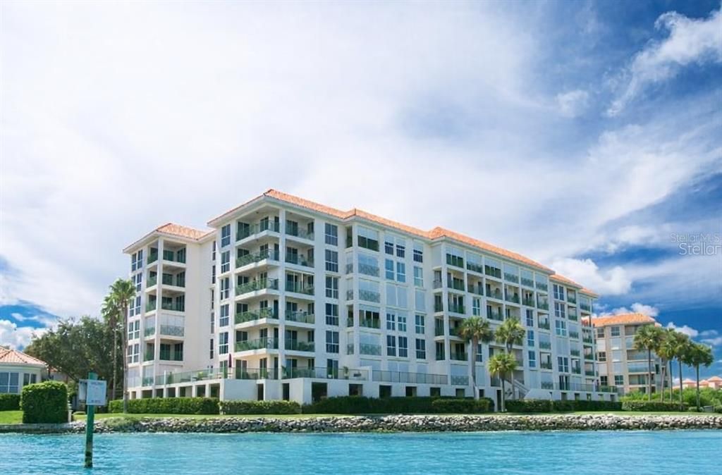 Active With Contract: $950,000 (2 beds, 2 baths, 1625 Square Feet)