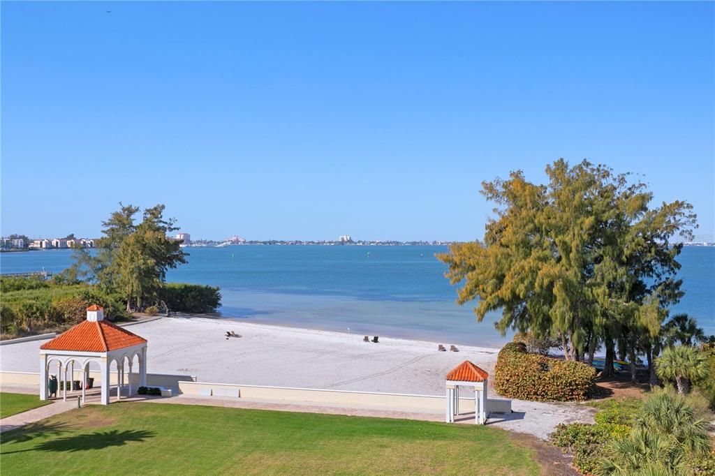 Active With Contract: $950,000 (2 beds, 2 baths, 1625 Square Feet)