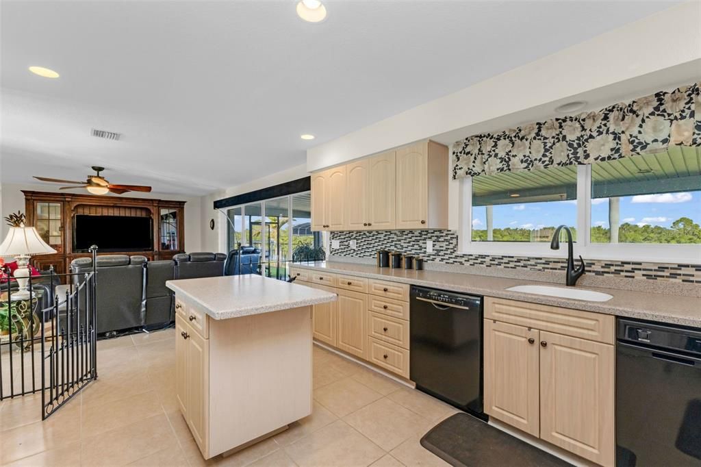 En Venta: $795,000 (3 camas, 3 baños, 2549 Pies cuadrados)