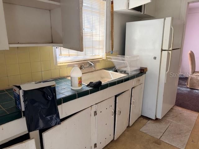Active With Contract: $98,000 (3 beds, 1 baths, 927 Square Feet)