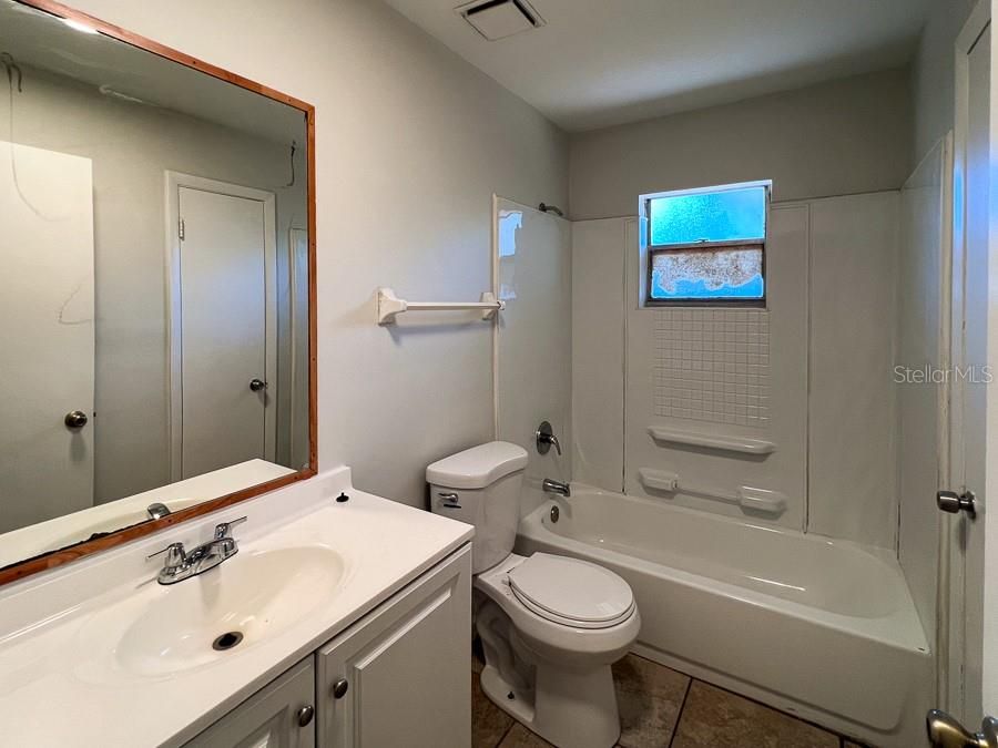 出租: $1,125 (2 贝兹, 1 浴室, 870 平方英尺)