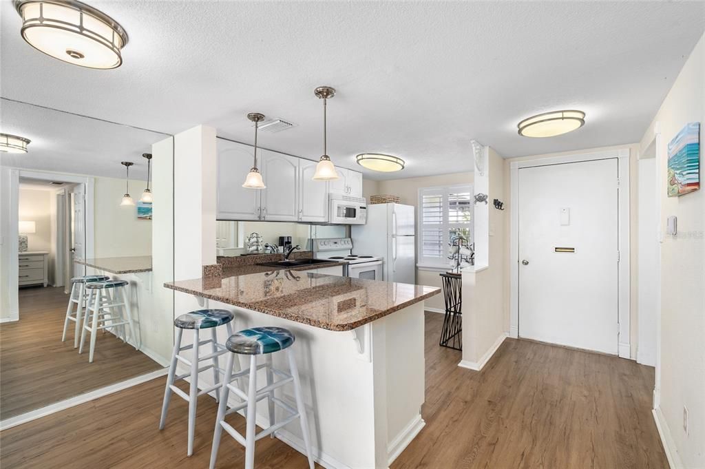 For Sale: $113,000 (1 beds, 1 baths, 659 Square Feet)