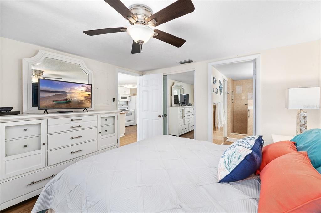 For Sale: $113,000 (1 beds, 1 baths, 659 Square Feet)