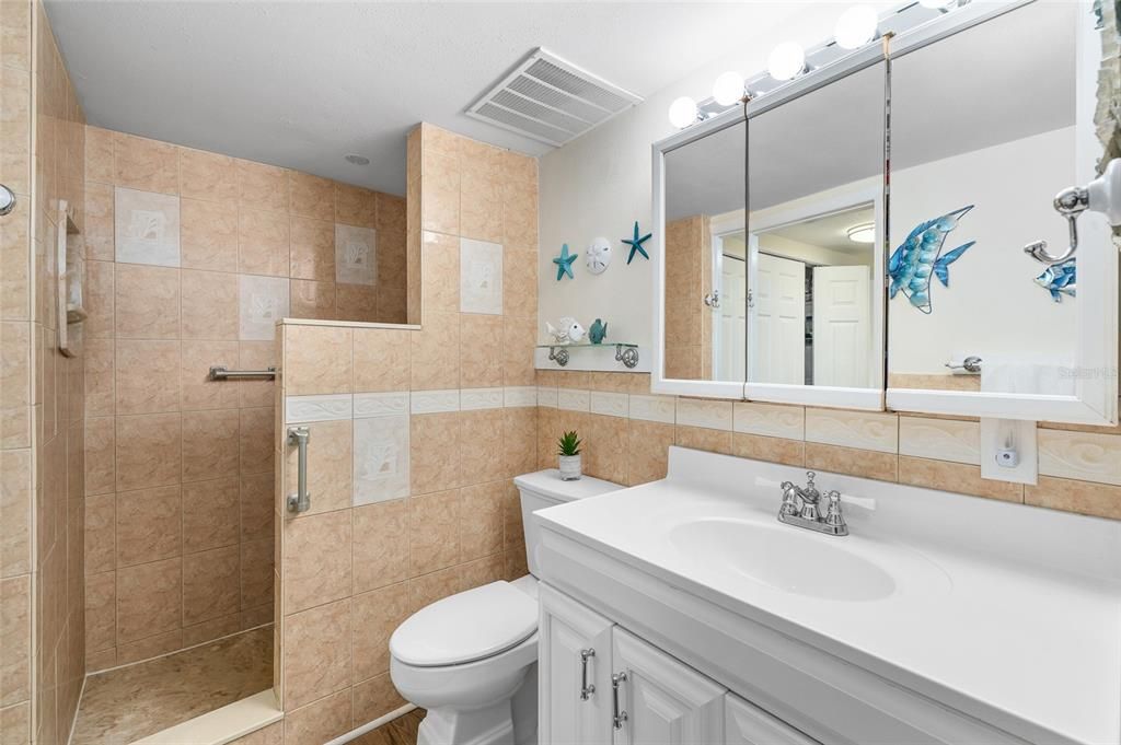 For Sale: $113,000 (1 beds, 1 baths, 659 Square Feet)