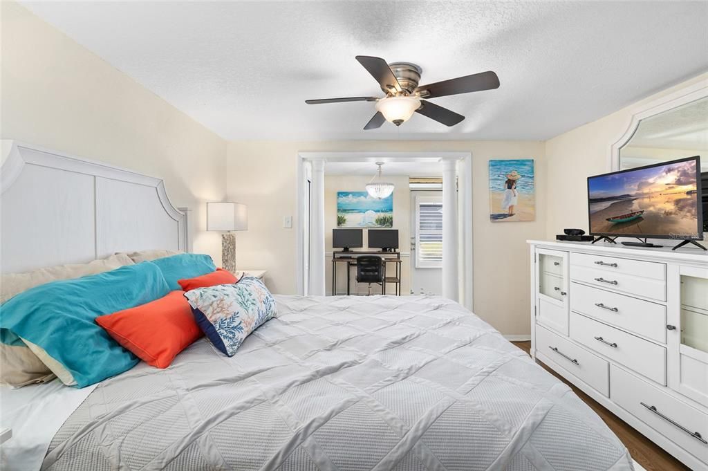 For Sale: $113,000 (1 beds, 1 baths, 659 Square Feet)