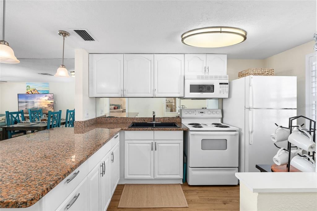 For Sale: $113,000 (1 beds, 1 baths, 659 Square Feet)
