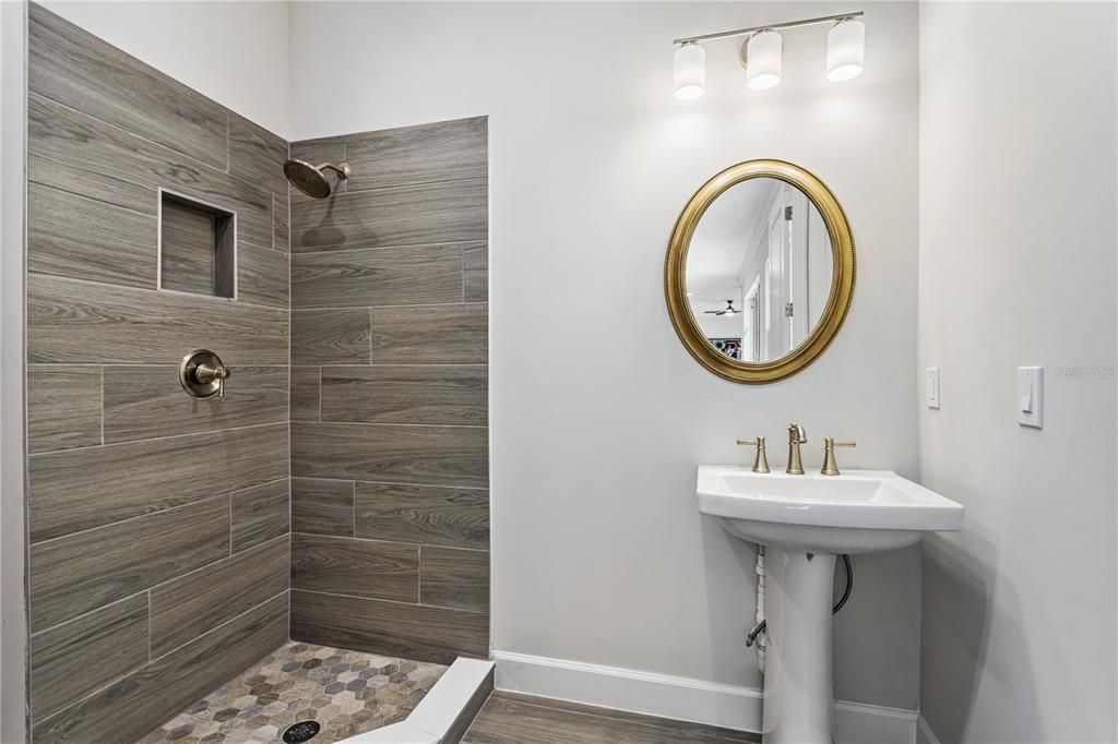En Venta: $1,300,000 (6 camas, 6 baños, 4198 Pies cuadrados)