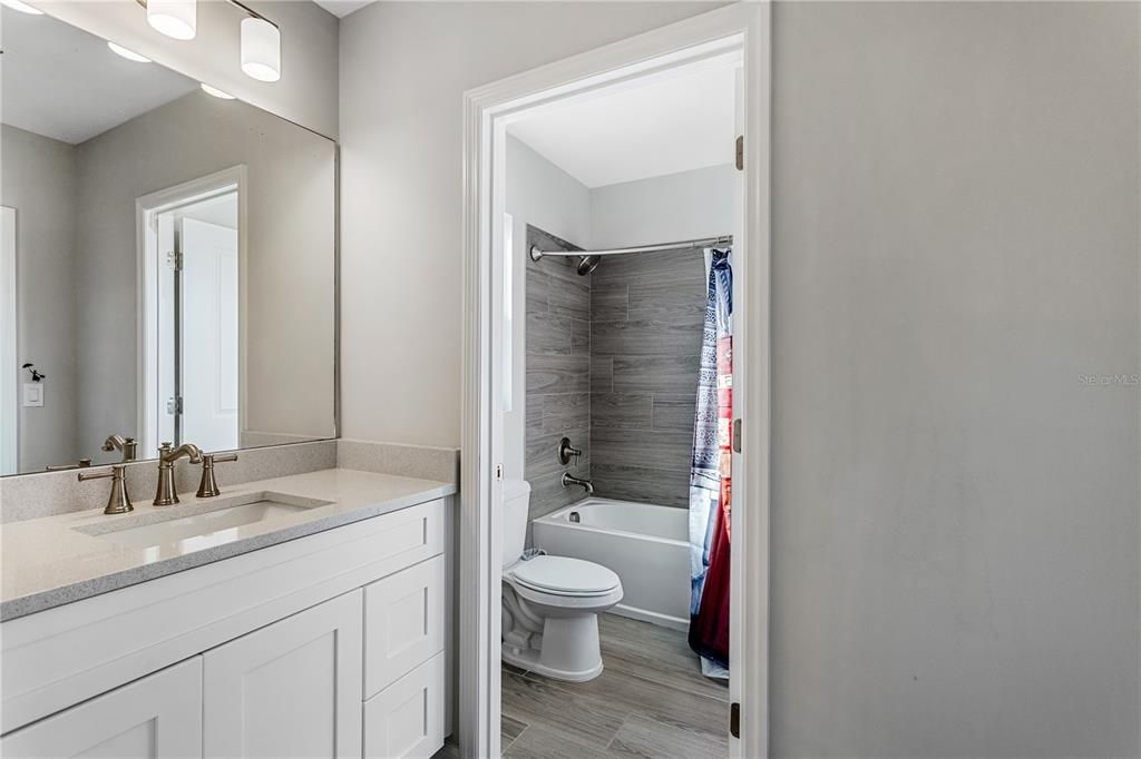 En Venta: $1,300,000 (6 camas, 6 baños, 4198 Pies cuadrados)